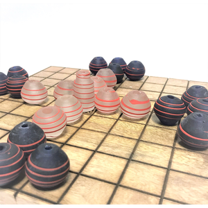 Hnefatafl med spelbräde i trä och glaspjäser