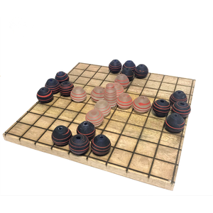 Hnefatafl med spelbräde i trä och glaspjäser
