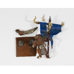 Beastmen: Minotaur Standard Bearer (Metall)